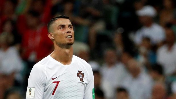 Cristiano Ronaldo kecewa usai disingkirkan Uruguay di Piala Dunia 2018.