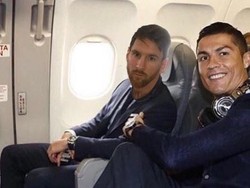 Dan inilah foto keduanya, saat berpose di pesawat kepulanganya. Ronaldo masih bisa tersenyum soalnya bikin gol lebih banyak dari Messi di Rusia; empat gol berbanding satu gol. (Foto: Twitter)