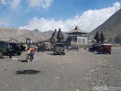 Perayaan Yadnya Kesada Sisakan Sampah di Bromo