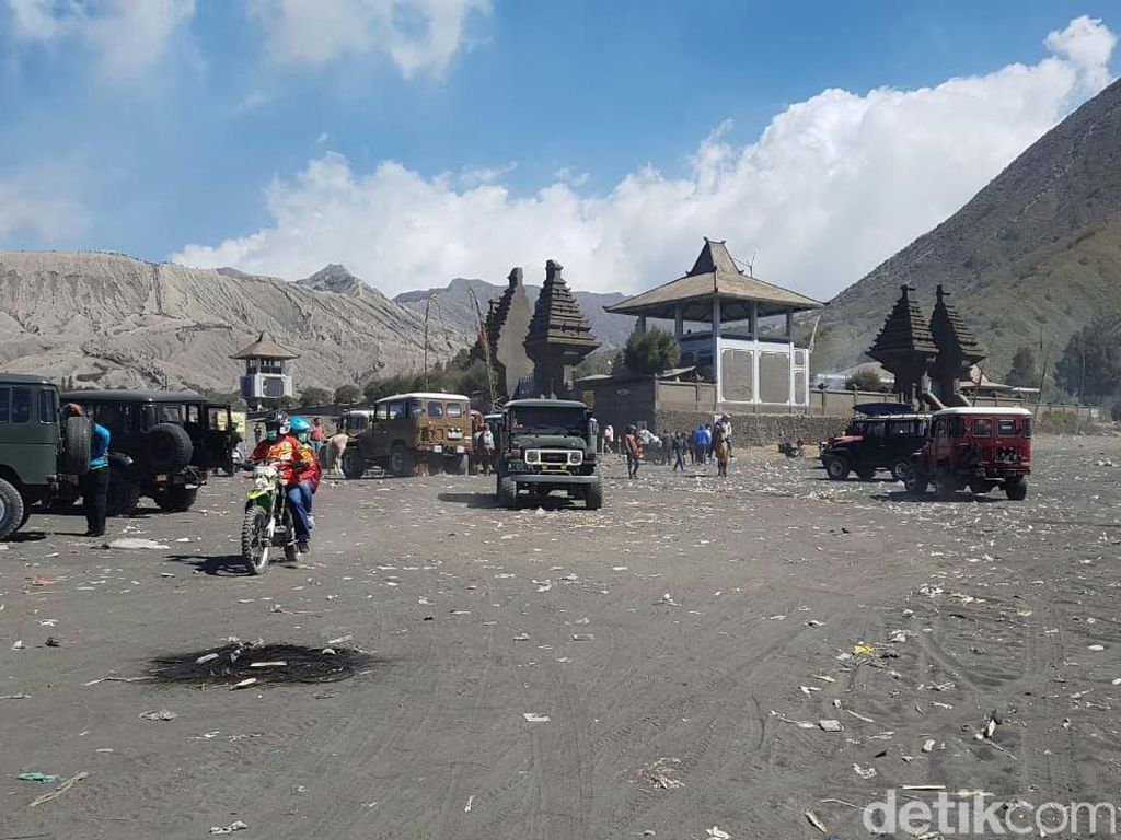 Perayaan Yadnya Kesada Sisakan Sampah di Bromo Perayaan Yadnya Kesada Sisakan Sampah di Bromo