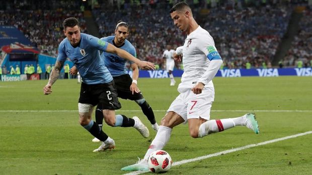 Cristiano Ronaldo mendapatkan pengawalan ketat dari pemain-pemain Uruguay.