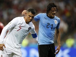 Momen lainnya adalah ketika Cristiano Ronaldo membantu Edinson Cavani keluar lapangan di laga Uruguay vs Portugal. Saat itu, tim Ronaldo sendiri sedang tertinggal 1-2 lewat dua gol Cavani. (Foto: Dok)