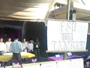 KPU Gelar Pemungutan Suara Ulang, Empat Petugas KPPS Dicopot KPU Gelar Pemungutan Suara Ulang, Empat Petugas KPPS Dicopot