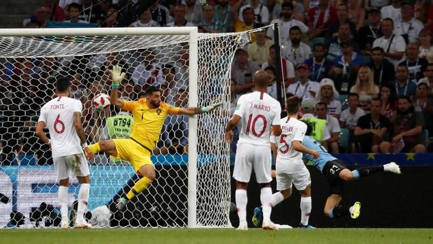 Edinson Cavani mencetak gol ke gawang Portugal.