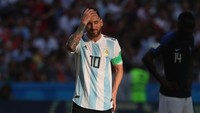 Pada 2016, ketika usianya masih 29 tahun, Lionel Messi sempat memutuskan pensiun dari timnas Argentina karena kesulitan memberi prestasi internasional. Tapi kemudian La Pulga kembali ke timnas dan tampil di Piala Dunia 2018, namun lagi-lagi gagal menyumbang gelar. (Foto: Alexander Hassenstein/Getty Images)