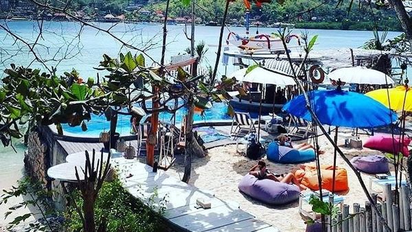 Lepaskan Penat Sambil Makan Enak di Restoran Cozy Pinggir Pantai Ini