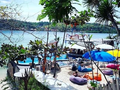 Lepaskan Penat Sambil Makan Enak di Restoran Cozy Pinggir Pantai Ini