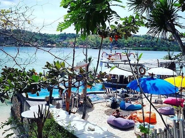 Lepaskan Penat Sambil Makan Enak di Restoran Cozy Pinggir Pantai Ini