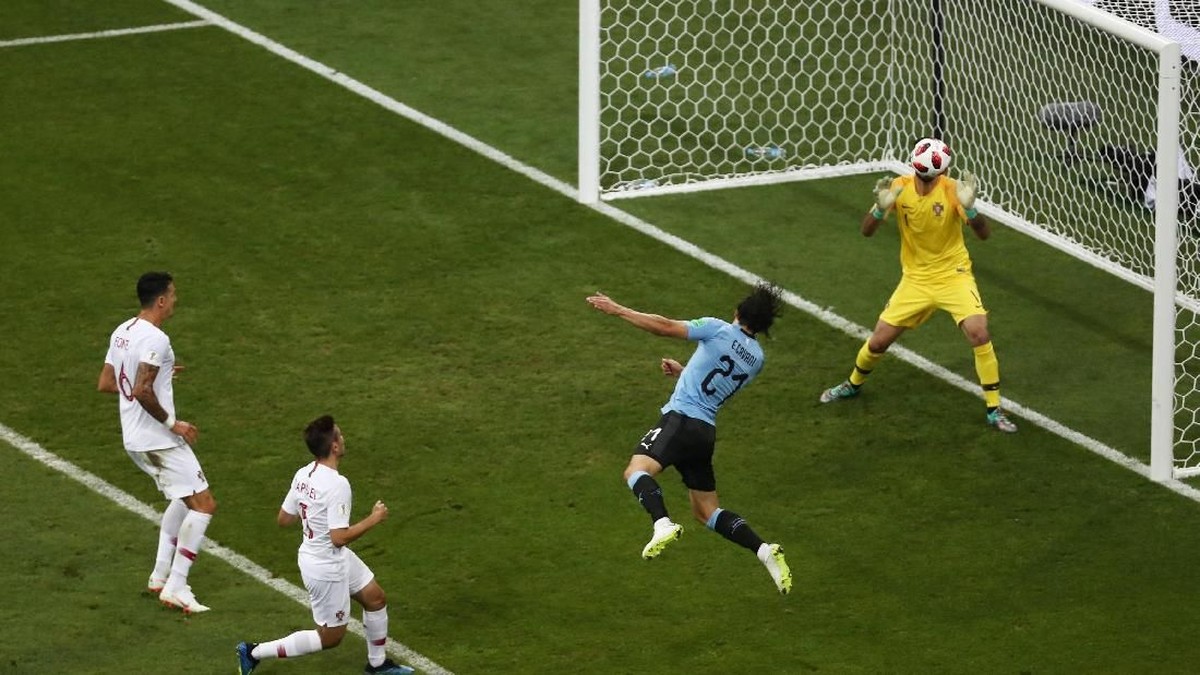 Edinson Cavani bawa Uruguay memimpin atas Portugal. (Foto: Sergio Perez/REUTERS)