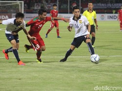 Garuda Muda gagal membongkar pertahanan ketat Laos, yang menumpuk pemain di muka gawang. Suparno/detikcom.