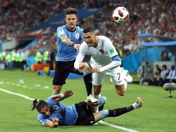 Setali tiga uang dengan Ronaldo. CR7 juga kesulitan membobol gawang lawan saat Portugal menghadapi Uruguay di babak 16 besar. Portugal akhirnya kalah 1-2 dan ikutan tersingkir seperti Argentina. Seperti Messi, Ronaldo juga tanpa gol di fase gugur Piala Dunia -- enam penampilan. (Foto: Richard Heathcote/Getty Images)