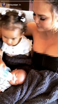Manisnya! Ketika Chrissy Teigen Mengajari Luna Mengasuh sang Adik