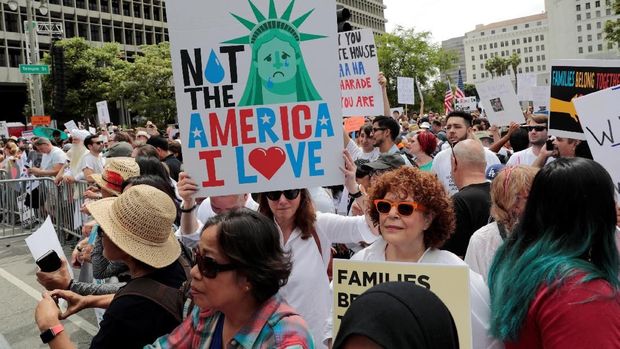 Ribuan Warga AS Protes Kebijakan Imigrasi Trump