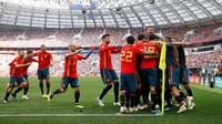 Sang juara bertahan yang tersingkir di fase grup, Spanyol, tidak pulang dengan tangan kosong. Mereka meraih penghargaan FIFA Fair Play Trophy. (REUTERS/Carl Recine)
