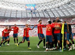 Sang juara bertahan yang tersingkir di fase grup, Spanyol, tidak pulang dengan tangan kosong. Mereka meraih penghargaan FIFA Fair Play Trophy. (REUTERS/Carl Recine)