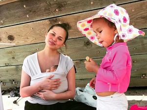 Demi si Kecil, Chrissy Teigen Bersedia Menyusui Boneka