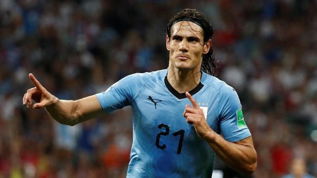 Edinson Cavani mengalami cedera dan minta diganti pada menit ke-72.