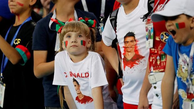 Pendukung timnas Portugal sebelum pertandingan di Stadion Fisht.
