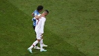 Itu terjadi di kisaran menit ke-70, saat Uruguay sudah unggul 2-1. REUTERS/Segio Perez.