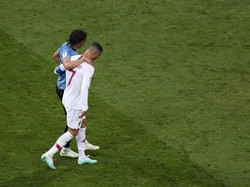 Itu terjadi di kisaran menit ke-70, saat Uruguay sudah unggul 2-1. REUTERS/Segio Perez.