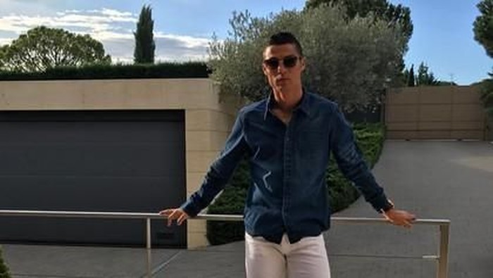 Cristiano Ronaldo pakai busana denim