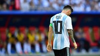 Lionel Messi pun kembali tertunduk lesu akibat gagal lagi membawa Argentina meraih trofi bergengsi, menyamai kiprahnya yang bergelimang gelar juara di level klub bersama Barcelona. (Foto: Dylan Martinez/Reuters)