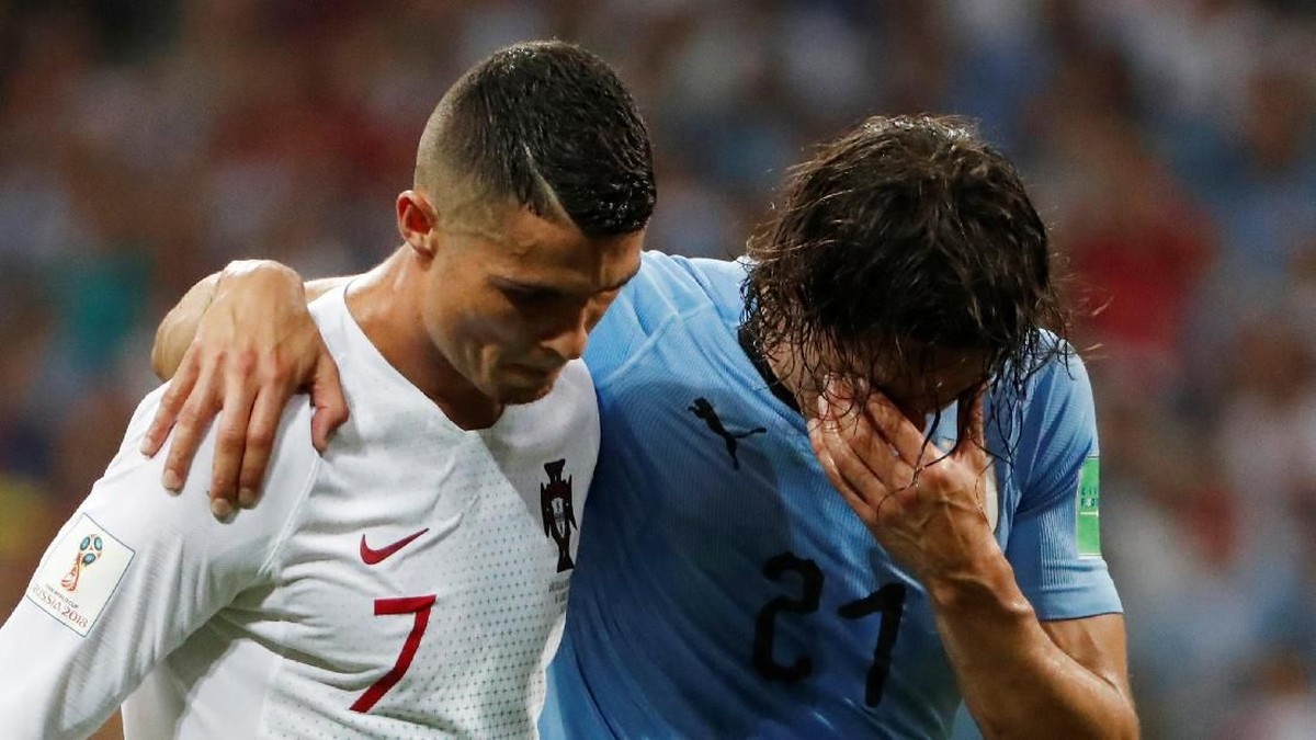 Momen Ronaldo bantu memapah Cavani (Foto: Jorge Silva/Reuters)