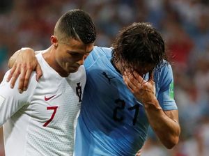 Ketika Cristiano Ronaldo Bantu Memapah Edinson Cavani Ketika Cristiano Ronaldo Bantu Memapah Edinson Cavani