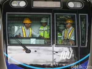 Keren! Masinis MRT Jakarta Berusia 20-25 Tahun Keren! Masinis MRT Jakarta Berusia 20-25 Tahun