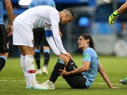 Ketika itu Ronaldo dengan sigap langsung berlari ke arah Cavani untuk kemudian bantu memapahnya untuk mendapatkan perawatan di tepi lapangan. Alex Livesey/Getty Images.