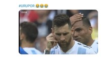 Bahkan ada meme yang menyebut Messi yang meminta Luis Suarez, bintang Uruguay, mendepak Ronaldo agar sama-sama angkat koper. Suarez sendiri mencetak assist untuk gol pertama Uruguay yang dicetak Edinson Cavai. (Foto: Twitter @badgalmaddie)