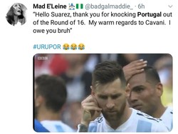 Suarez, terima kasih ya sudah memulangkan Ronaldo. Begitu kira-kira perkataan Messi dalam meme ini, usai Portugal juga dipastikan tersingkir dari Piala Dunia 2018. (Foto: Twitter @badgalmaddie)
