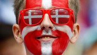 Tak hanya mengecat wajahnya dengan warna bendera, suporter Denmark ini melengkapi penampilannya dengan kacamata berwarna senada di laga Denmark vs Australia di Samara Arena. REUTERS/Michael Dalder.