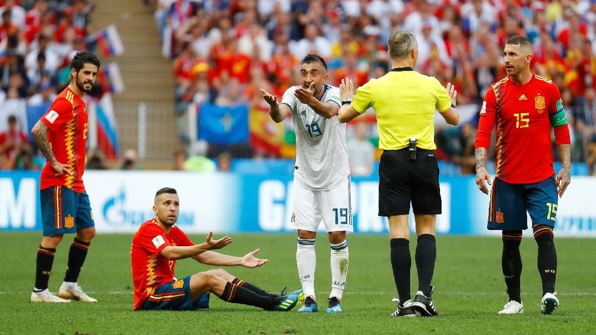 Timnas Spanyol vs timnas Rusia. (Foto: Kai Pfaffenbach/Reuters)