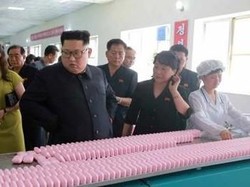 Momen Langka Kim Jong-Un Ajak Istri ke Pabrik Kosmetik