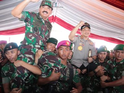 Foto: Keakraban Polri-TNI Rayakan HUT Bhayangkara di Jayapura