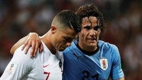 Bintang Portugal itu dinilai sudah memperlihatkan kelasnya dengan memberikan uluran tangan kepada pemain lawan. REUTERS/Jorge Silva.