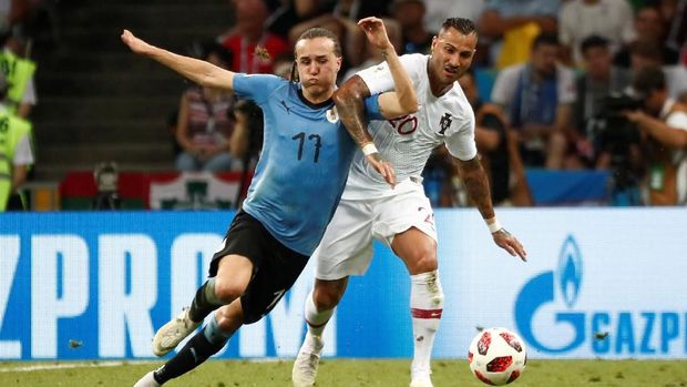 Diego Laxalt yang menjadi fullback Uruguay lebih sering mengawal pergerakan lawan.