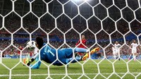 Cristiano Ronaldo kemudian ikutan gagal mengeksekusi penalti saat Portugal ditahan Iran 1-1 di laga terakhir Grup B. Eksekusi CR7 mampu ditepis kiper Iran Alireza Beiranvand. Usai laga, bintang Real Madrid itu pun tak luput dari ejekan di media sosial. (Foto: Jan Kruger/Getty Images)