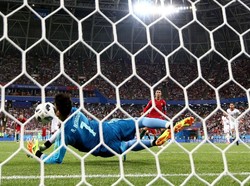 Cristiano Ronaldo kemudian ikutan gagal mengeksekusi penalti saat Portugal ditahan Iran 1-1 di laga terakhir Grup B. Eksekusi CR7 mampu ditepis kiper Iran Alireza Beiranvand. Usai laga, bintang Real Madrid itu pun tak luput dari ejekan di media sosial. (Foto: Jan Kruger/Getty Images)