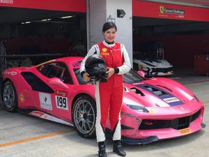 Yuk Kenalan dengan Satu-satunya Pebalap Ferrari Wanita di Asia Yuk Kenalan dengan Satu-satunya Pebalap Ferrari Wanita di Asia