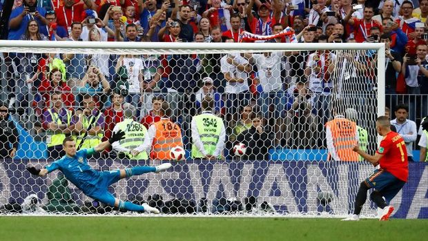 Igor Akinfeev sukses mementahkan tendangan penalti Spanyol.