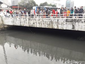 Satu per Satu Warga Tinggalkan Lokasi Pencarian Buaya Kali Grogol Satu per Satu Warga Tinggalkan Lokasi Pencarian Buaya Kali Grogol