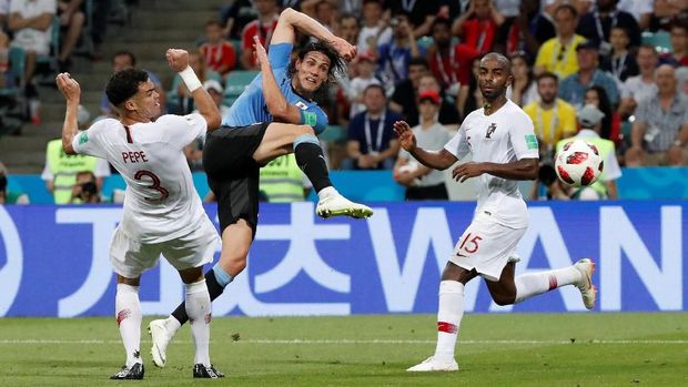 Dua gol Edinson Cavani membuat Uruguay melaju ke perempat final Piala Dunia 2018.