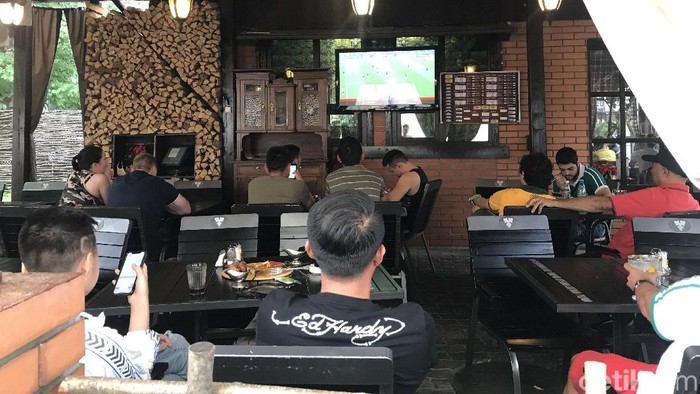 Fan Fest Tutup, Fans di Moskow Ramai-ramai Nonton di Kafe