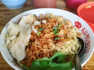 Habis Olahraga Pagi Enaknya Jajan Mie Pangsit yang Enak Mantap Ini