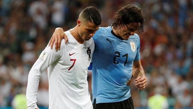 Cristiano Ronaldo membantu Edinson Cavani keluar lapangan.