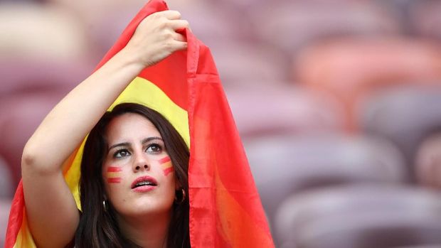 Suporter timnas Spanyol mendukung tim kebanggaannya di Stadion Luzhniki.