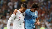 Begini adegan Cristiano Ronaldo bantu memapah Edinson Cavani. REUTERS/Jorge Silva.