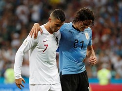 Begini adegan Cristiano Ronaldo bantu memapah Edinson Cavani. REUTERS/Jorge Silva.